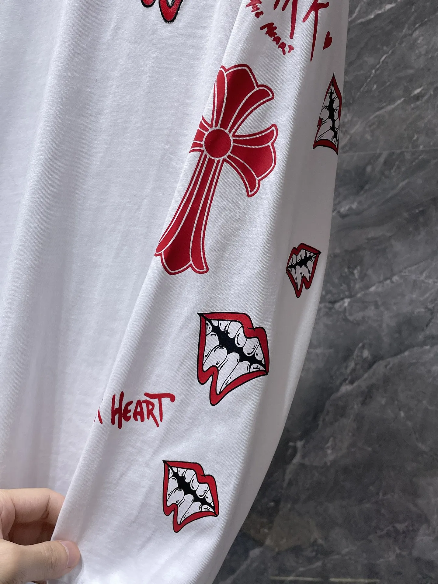 P176 Chrome Hearts🍁Long T Series🍁 Available simultaneously at counters❤️Fully upgraded fabrics! ! Crow MattyBoy red lip cross-stitch embroidery leather long-sleeved T. Re-engraved version 1:1 high weight original fabric 🌈Recommended colors: black white 🌈 Size: S, M, L, XL